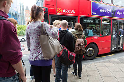 Вошедших через заднюю дверь британских геев выгнали из автобуса в Лондоне