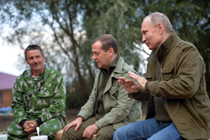 Владимир Путин и Дмитрий Медведев общаются с рыбаками на озере Ильмень