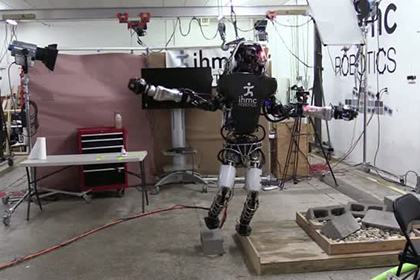 Робот Atlas научился балансировать на одной ноге