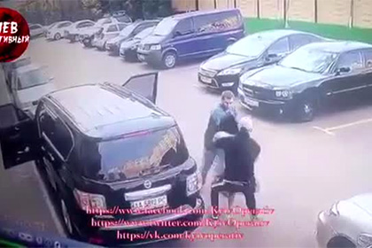 В сети опубликовали видео похищения молодой пары в центре Киева