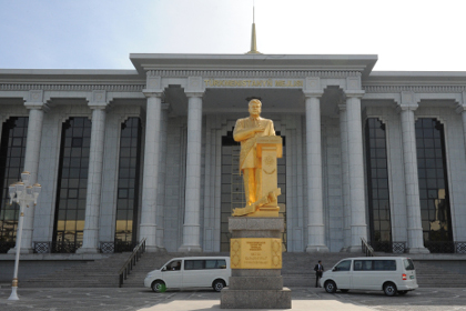 Здание парламента Туркмении