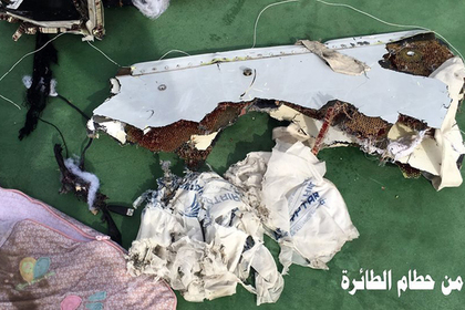 На обломках упавшего в Средиземном море лайнера EgyptAir найдены следы тротила