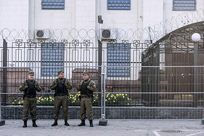 Сотрудники службы безопасности у посольства Российской Федерации в Киеве