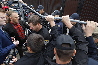 В Киеве завершилась акция протеста радикалов у российского посольства