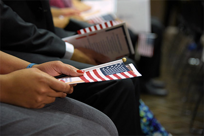Власти США по ошибке дали гражданство почти 900 мигрантам из «опасных» стран