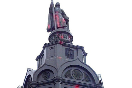 Вандалы облили краской памятник крестителю Руси в Киеве