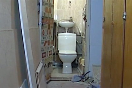 Сантехники в Екатеринбурге взломали дверь в квартиру для замены труб