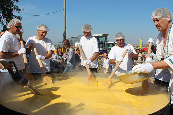 Приготовление гигантской мамалыги в Порумбене (Молдавия)