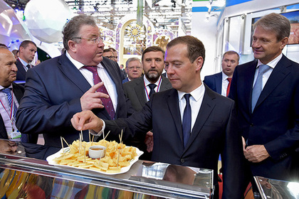 Медведев заел мордовский пармезан караваем и отказался от торта «Москва»