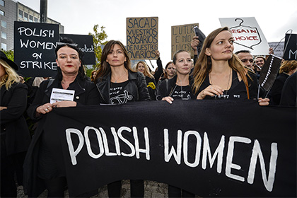 Власти Польши после массовых протестов передумали полностью запрещать аборты