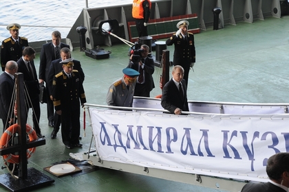 Владимир Путин во время посещения крейсера «Адмирал Кузнецов», 2014 год