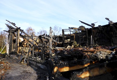 Последствия пожара в приюте для беженцев в городе Мункедаль (Швеция, 2015 год)