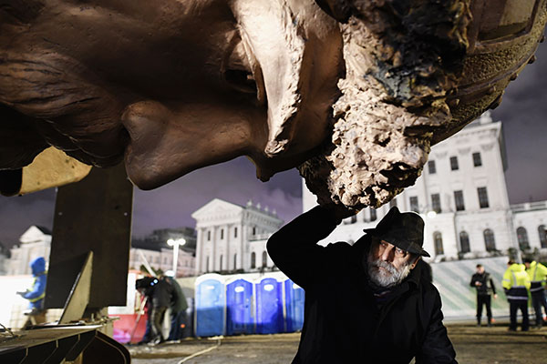 Скульптор Салават Щербаков во время установки памятника «Святому равноапостольному князю Владимиру»