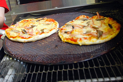 Неизвестные с битой отняли пиццу у курьера в Москве