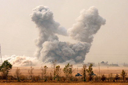 Дым от удара ВВС США недалеко от Мосула, архивное фото