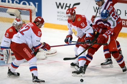 Хоккеисты сборной России (в белом) в матче с командой Чехии