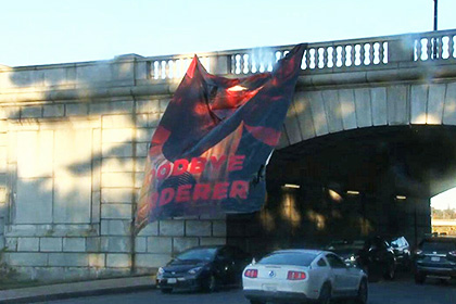 Баннер с Обамой и надписью «Прощай, убийца» появился в Вашингтоне