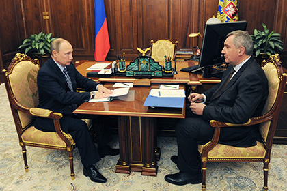 Владимир Путин и Дмитрий Рогозин (справа) 