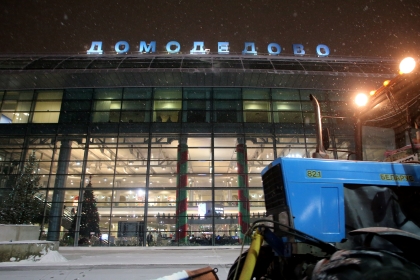 Самолет повредил шасси при столкновении тягача со снегоуборщиком в Домодедово