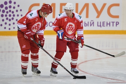 Вячеслав Фетисов (слева) и Владимир Путин (справа)
