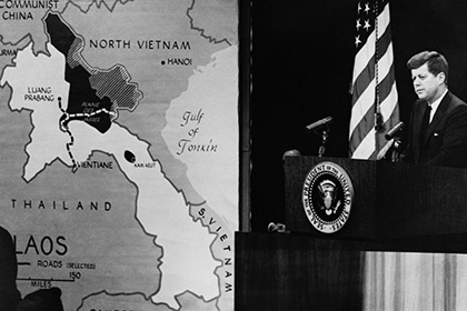 Президент Джон Кеннеди и карта Вьетнама