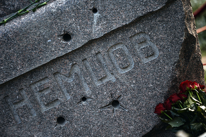 Фрагмент памятника на могиле политика Бориса Немцова