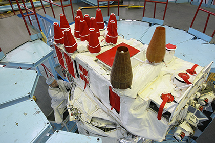 Сборка навигационного космического аппарата «Глонасс-М» 