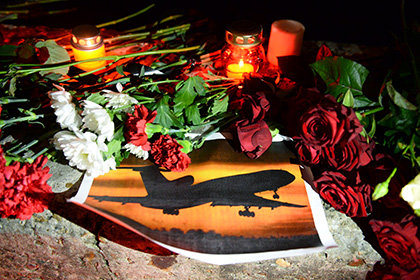 Свечи и цветы на акции памяти в Сочи
