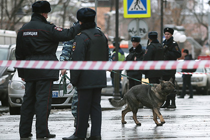 Ранивший из ружья трех полицейских москвич взял заложницу