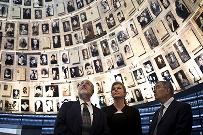 Президент Хорватии Колинда Грабар-Китарович (в центре)  во время посещения Музея Истории Холокоста в Иерусалиме