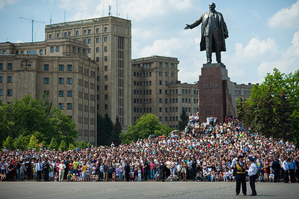 Горожане смотрят Парад в День Победы на площади Свободы в Харькове