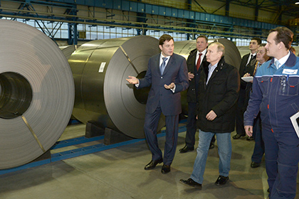Владимир Путин (в центре на первом плане) во время посещения комбината «Северсталь»