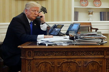 Дональд Трамп во время телефонного разговора с австралийским премьером