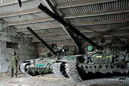 Ополченец Донецкой народной республики у танков
