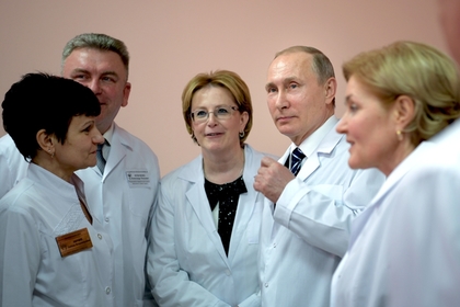 Путин напомнил властям регионов о необходимости повысить зарплату врачам