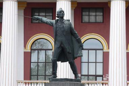 В Госдуме предложили выкупить демонтируемый на Украине памятник Суворову