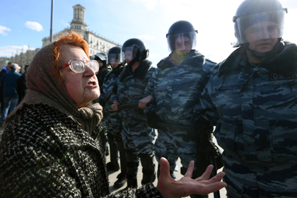 Полицейского госпитализировали после удара по голове на шествии в Москве