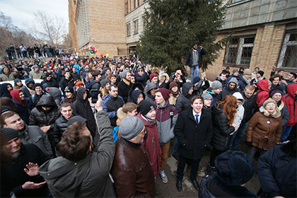 Песков допустил факты платного участия подростков в протестах