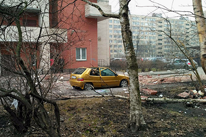 В петербургской многоэтажке прогремел взрыв