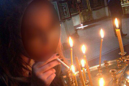 Девушка прикурила от свечи в храме и похвалилась фото в соцсети