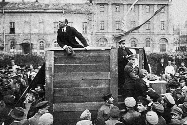Владимир Ленин выступает с речью перед войсками