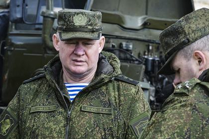 Командующий Воз­душ­но-десантными войсками Андрей Сердюков (слева)