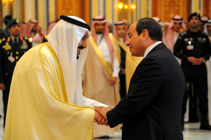 Король Саудовской Аравии Салман бин Абдулазиз аль-Сауд (слева) и президент Египта Абдель Фаттах ас-Сиси