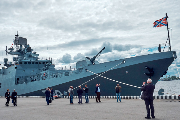 Фрегат «Адмирал Макаров» у стенки петербургского Морвокзала