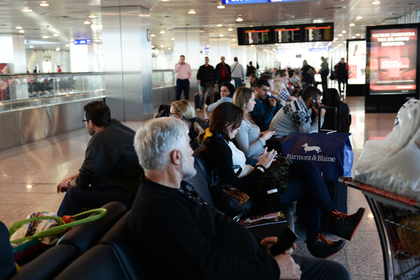Пассажиры в турецком аэропорту