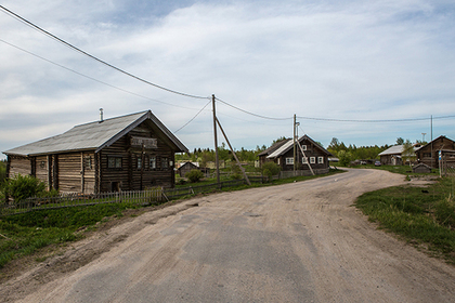 Уральские бабушки скинулись и отремонтировали дорогу в своей деревне