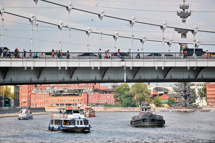 Мужчина прыгнул с моста в Москве и разбился о палубу теплохода