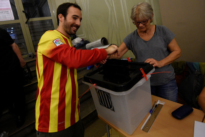 Мужчина в футболке «Барселоны» голосует на референдуме