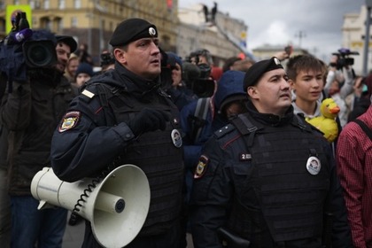 На несогласованных акциях в российских городах задержали более ста человек