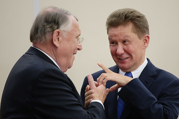 Глава компании Mangold Consulting Клаус Мангольд и председатель правления ПАО «Газпром» Алексей Миллер (слева направо)